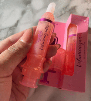 VOLUMINIZADOR DE LABIOS EN FORMA DE JERINGA
