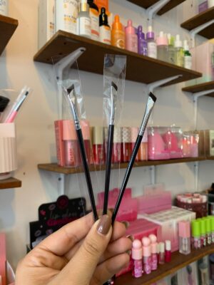 BROCHA DE DELINEADOR DE OJOS ANGULAR ULTRAFINA
