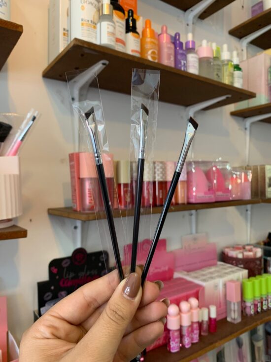 BROCHA DE DELINEADOR DE OJOS ANGULAR ULTRAFINA